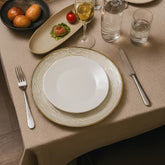 Plato base decorativo en cristal plateado 33 cm con borde dorado y textura circular en relieve